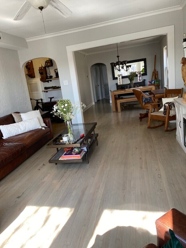 Building Photo - 5328 W Drummond Pl