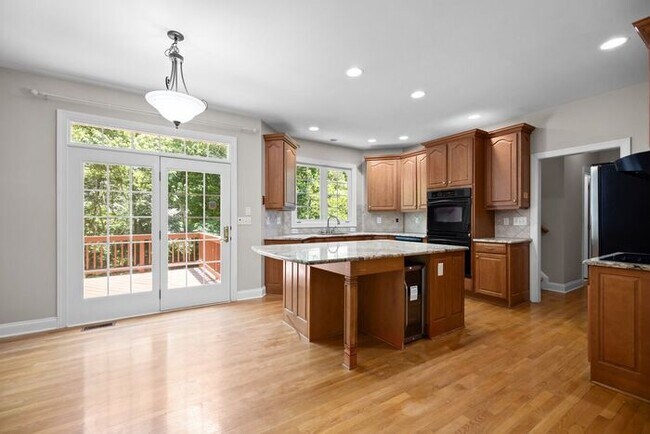 Building Photo - Beyond Stunning Home!