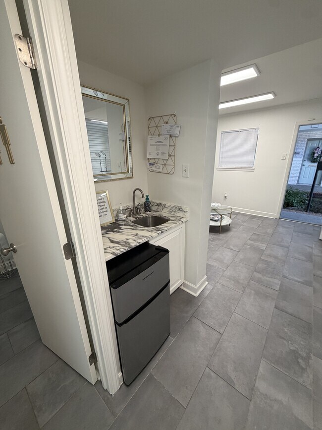 Building Photo - 2955 Ridgelake Dr