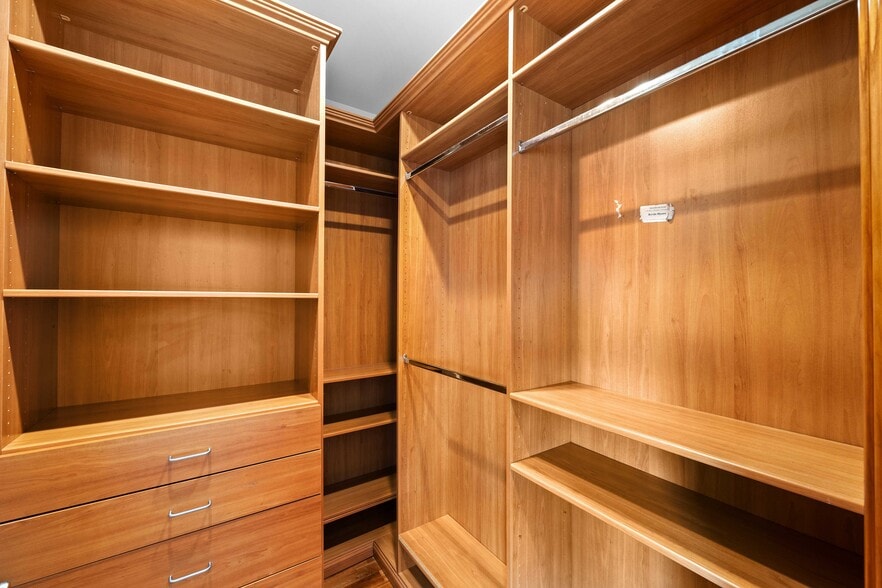 Building Photo - 9033 Cresta Dr