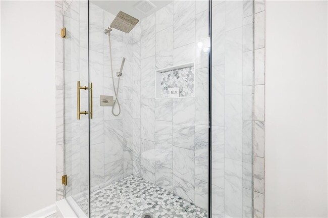 Building Photo - 5195 Hillcrest Glenn Dr