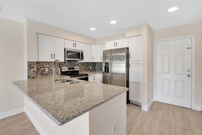 Building Photo - 13953 Fairway Island Dr