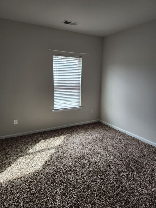 Building Photo - Modern 3 bed Townhouse-Foxcreek Subdivision -Moseley/Chesterfield