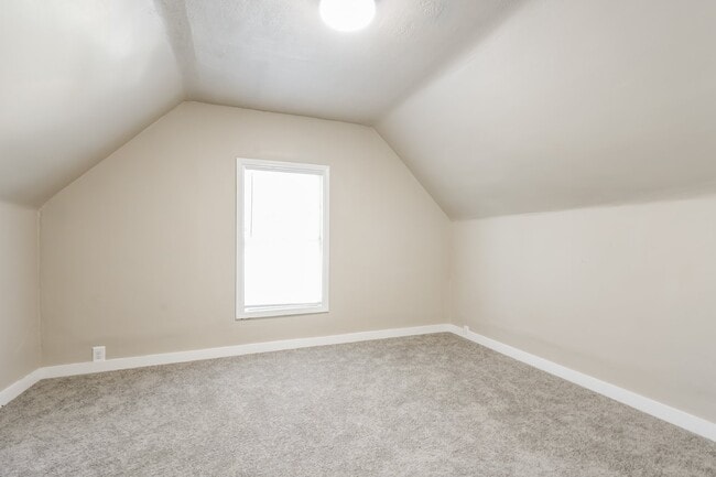 Building Photo - 743 Diamond Ave