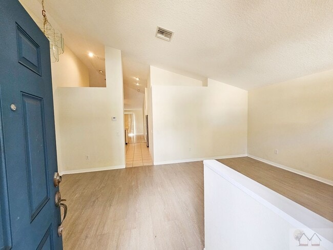 Building Photo - Somerset Beauty