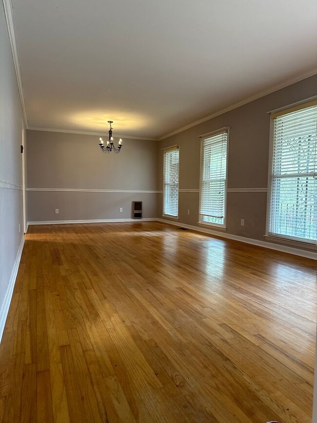 Building Photo - Large Home on the Eastside on a deadened street - Pre Lease