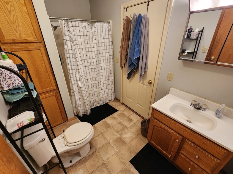 Bathroom - 511 10th St SE