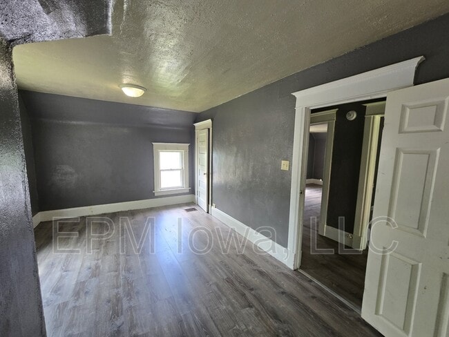 Building Photo - 402 Sunnyside Ave
