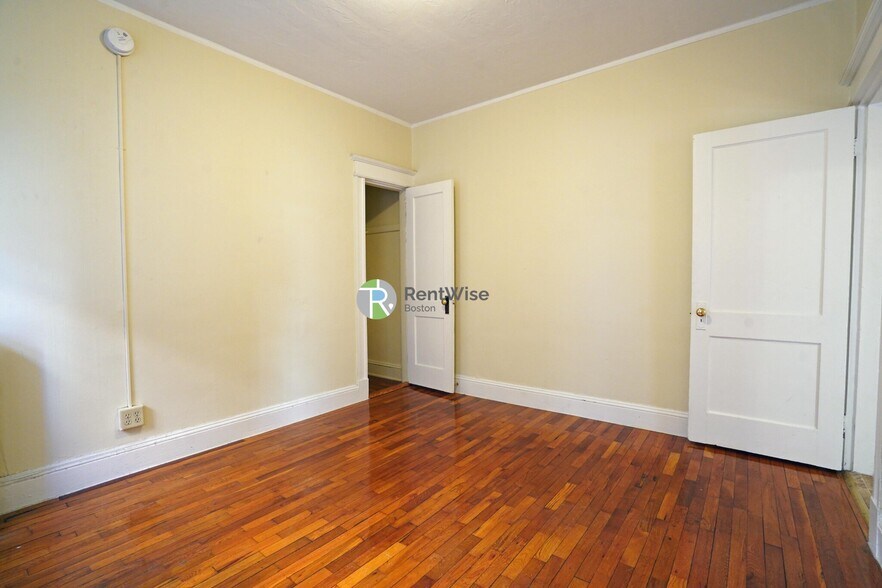 Building Photo - 217 Kelton St