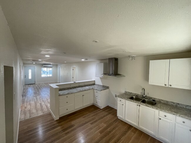 Building Photo - 542 E Barnard St