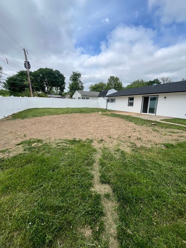 Building Photo - Beautiful brand new 4 bed 2 bath for Rent single home with yard in Levittown