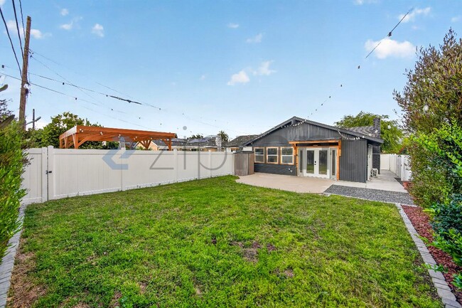 Building Photo - 2602 Deodar St