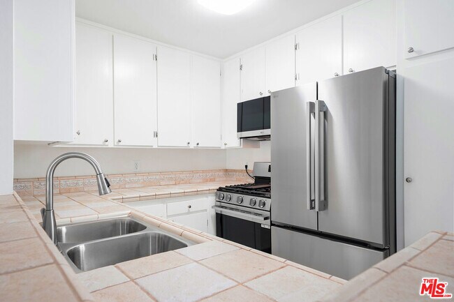 Building Photo - 9005 Cynthia St