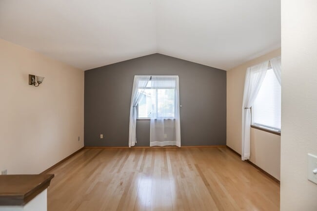 Building Photo - Federal Way 2-Story