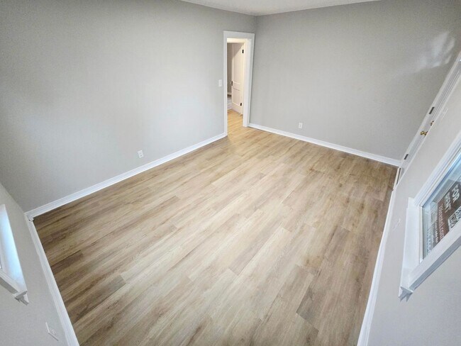 Building Photo - Newly Renovated Rental Available in Burlin...