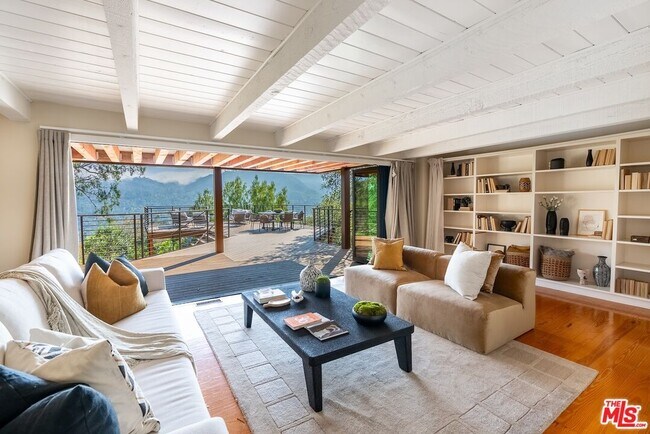 Building Photo - 21338 Colina Dr