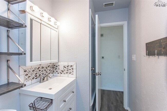 Building Photo - 5238 Kingston Dr