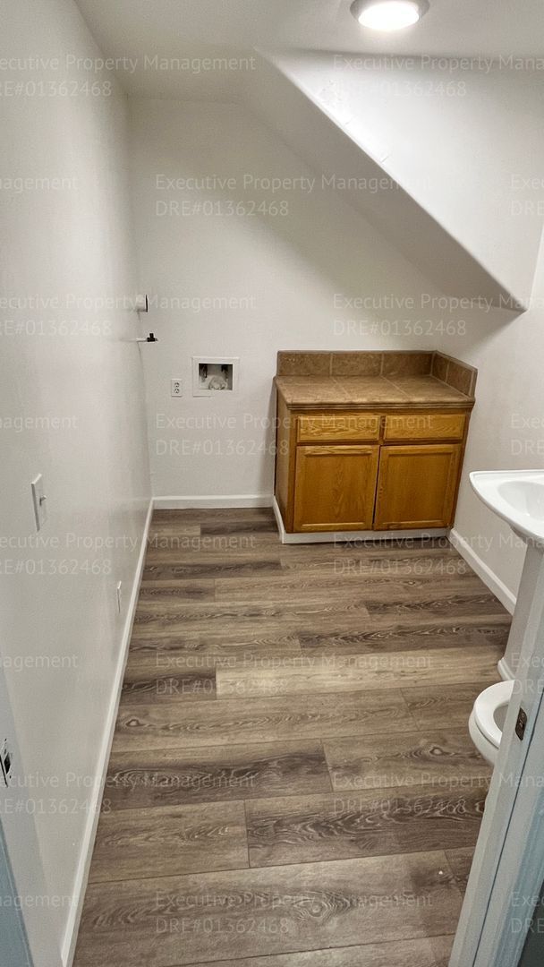 Building Photo - Spacious 3 bedroom, 2.5 bathroom townhome....