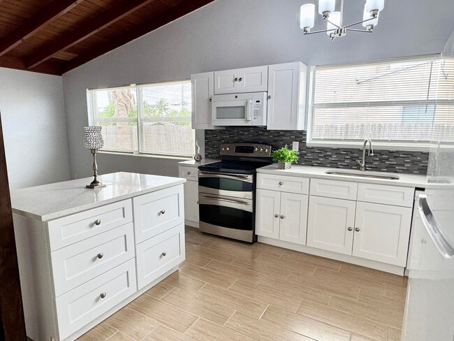 Building Photo - 350 Cypress Dr