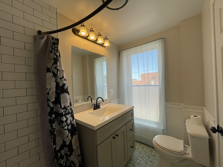 Building Photo - 4359 Lake Ave