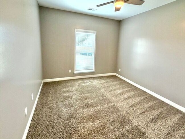 Building Photo - Now Leasing a 4 bedroom 3 bath home in Olive Branch