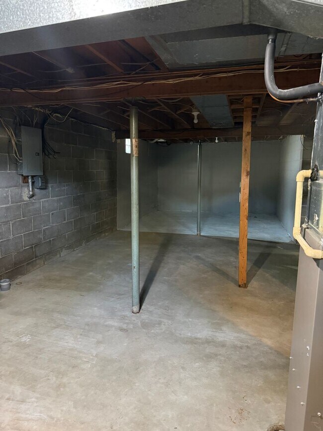 Building Photo - 2406 Skeels Ave