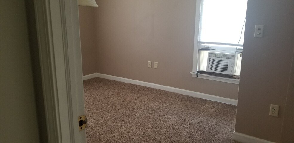 Building Photo - 212 E Main St