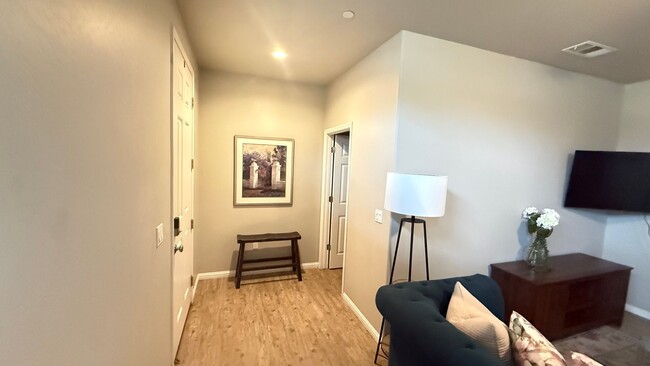 Building Photo - Fully Furnished Short or Long Term Modern Home