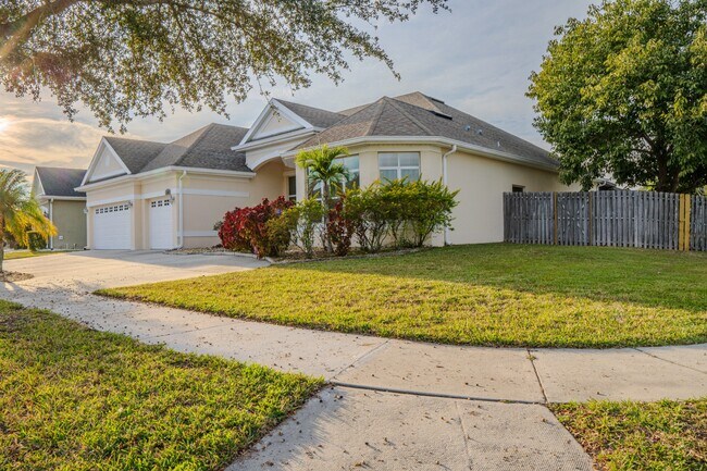 Building Photo - Spacious 5BR Home in Falcon Trace | 3-Car Garage | Screened Patio | Resort-Style Amenities Rent: ...