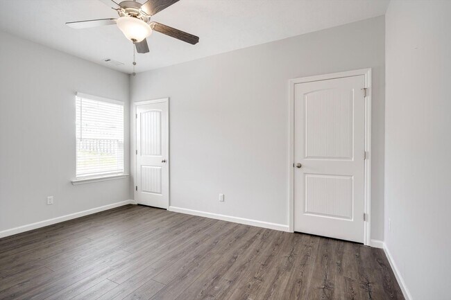 Building Photo - 858 Goodale Dr