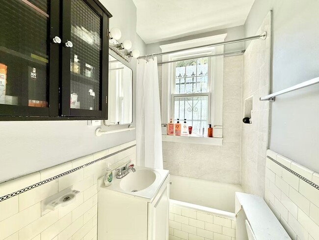 Building Photo - 32 Sidlaw Rd