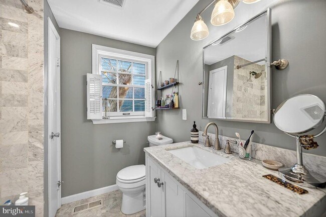 Building Photo - 921 Oronoco St