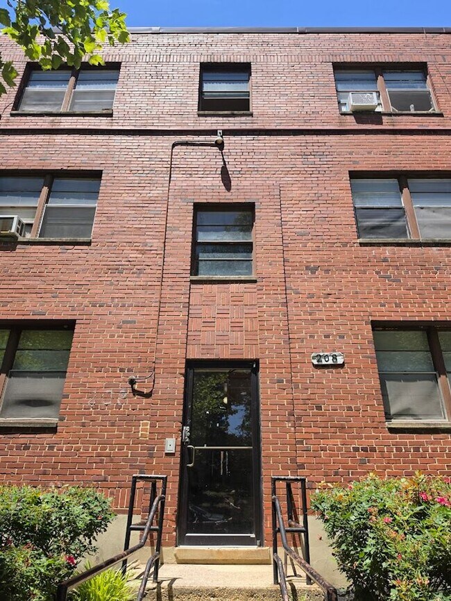 Interior Photo - 208 KENILWORTH AVE NE