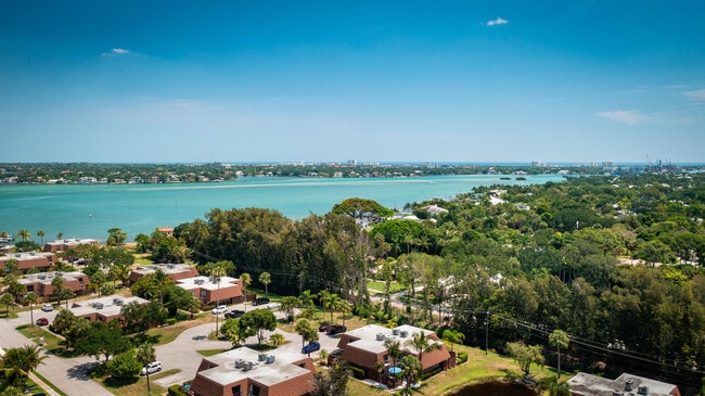 Building Photo - 825 Center St