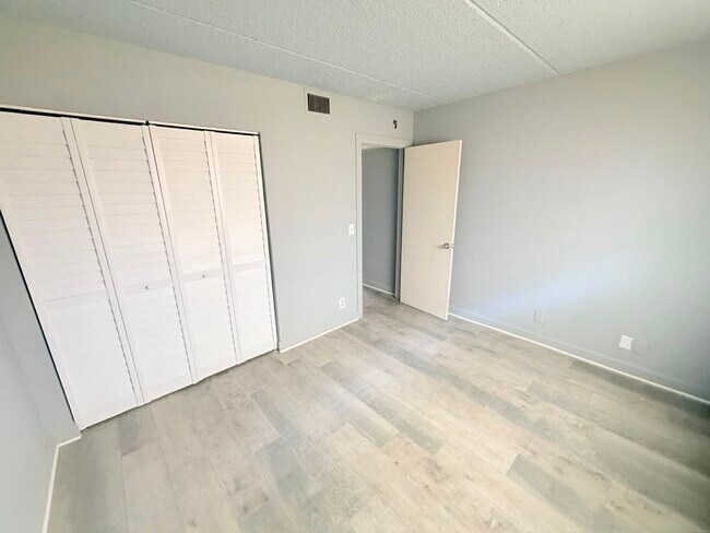 Building Photo - 1501 Crescent Cir
