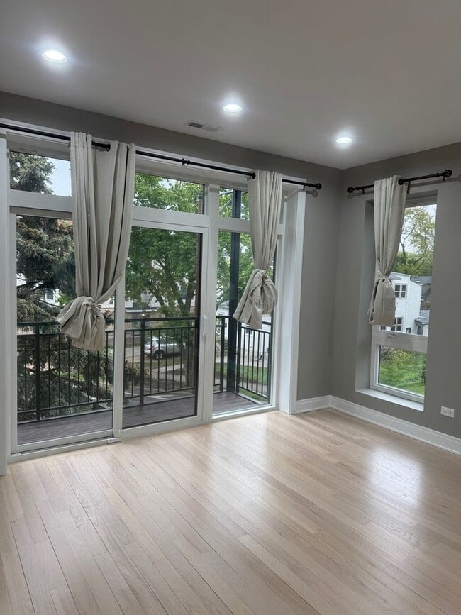 Building Photo - 7428 N Rogers Ave