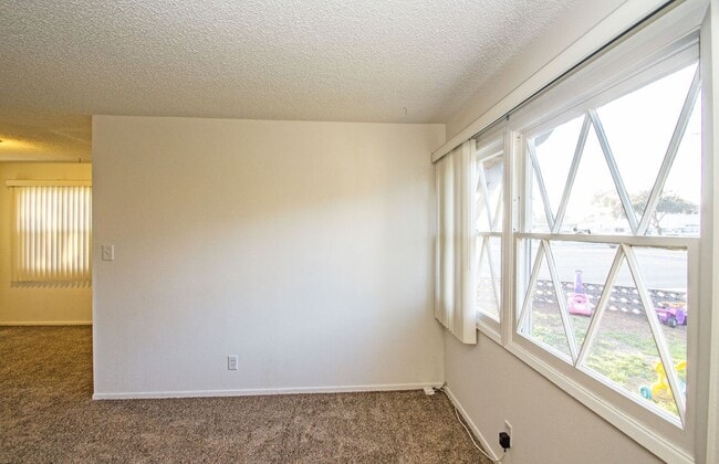 Building Photo - Charming Light Filled Ventura 2 Bd Cottage...