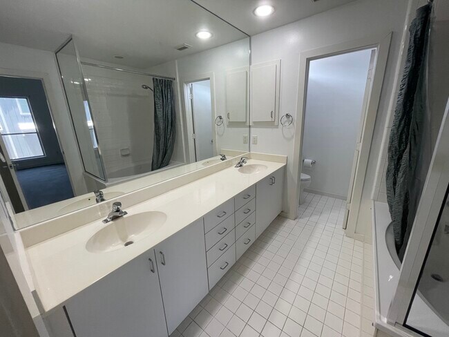 Master bath - 2715 Chenevert St
