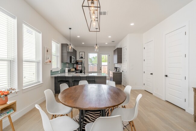 Building Photo - 719 Eleanor Ave