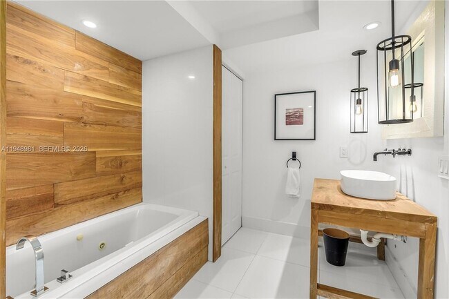 Building Photo - 1800 Sunset Harbour Dr