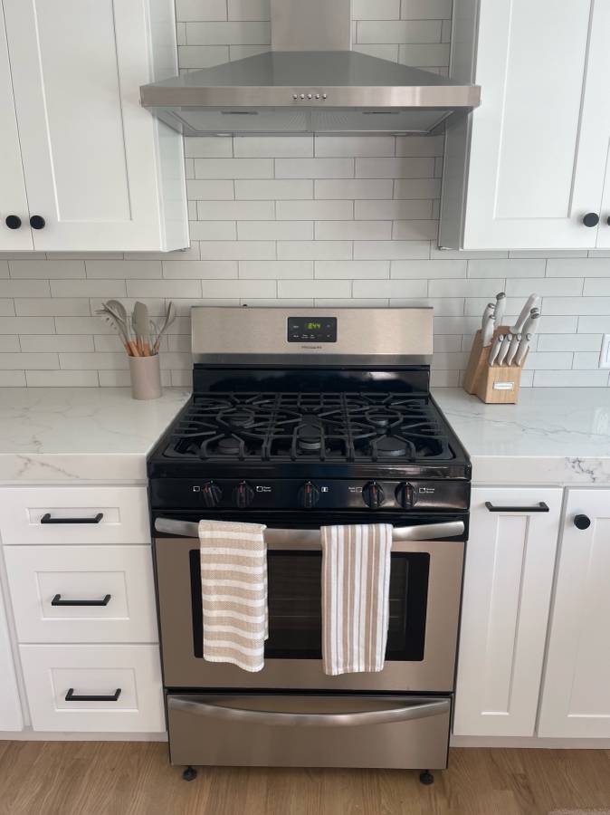 Gas range - 1644 Wellesley Ave
