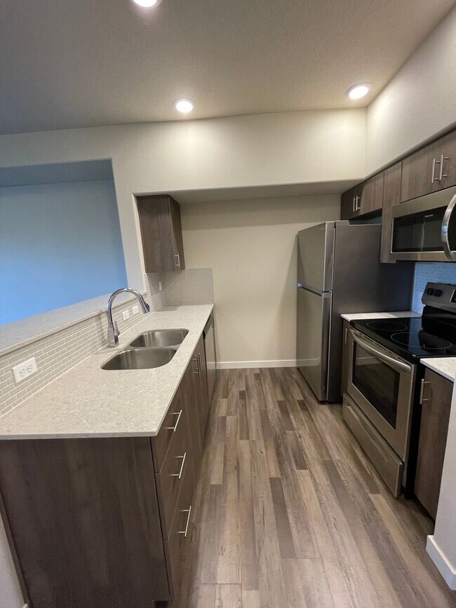Building Photo - New 1BR Condo available in Bethany area