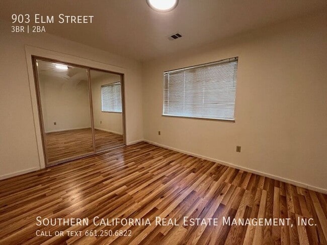 Building Photo - 903 Elm St