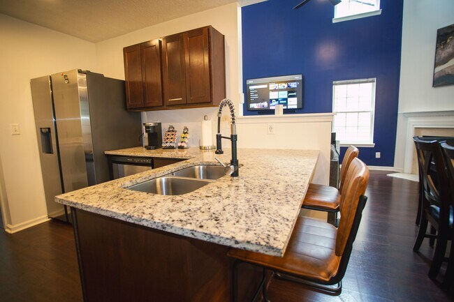 Building Photo - 665 Lakeside Cir