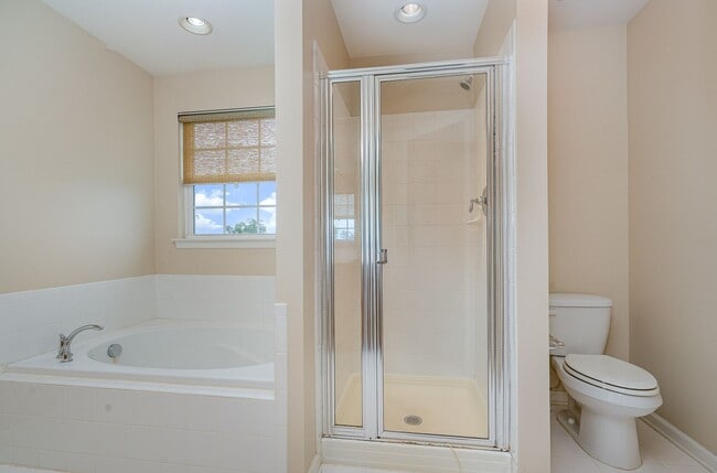 Building Photo - NORTH STAFFORD WELL MAINTAINED TOWNHOME FOR RENT