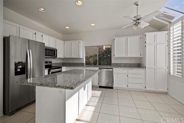 Building Photo - 24 Amarante