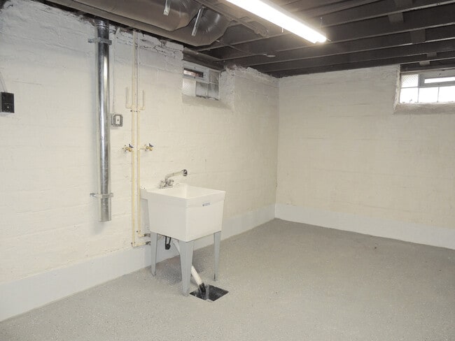 Building Photo - 3 Bed - 1.5 bath Colonial for Rent!