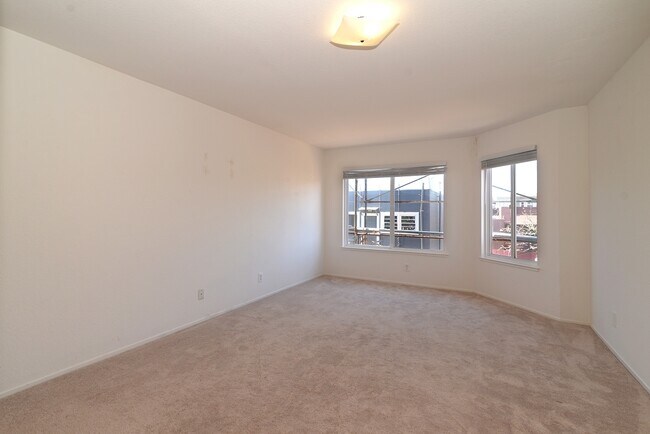 Building Photo - 333 18th Ave