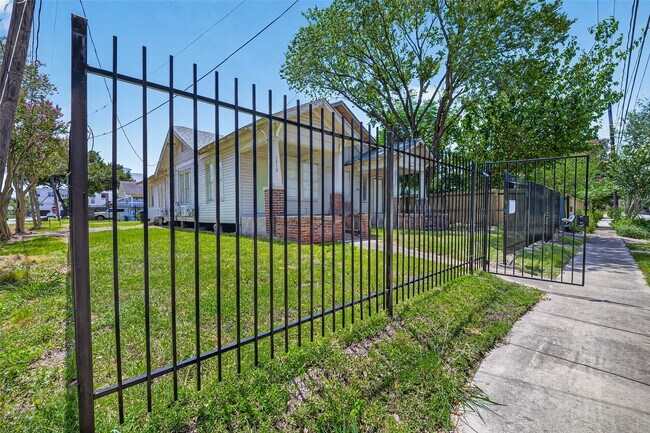 Building Photo - 3010 Garrow St