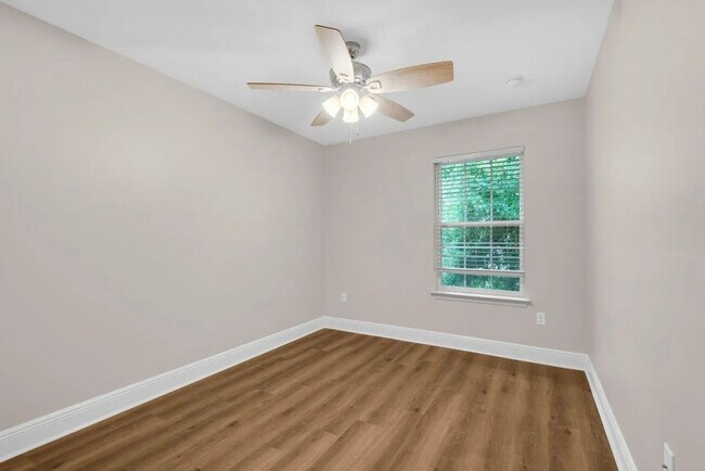 Building Photo - 17 W Shady Oaks Ln